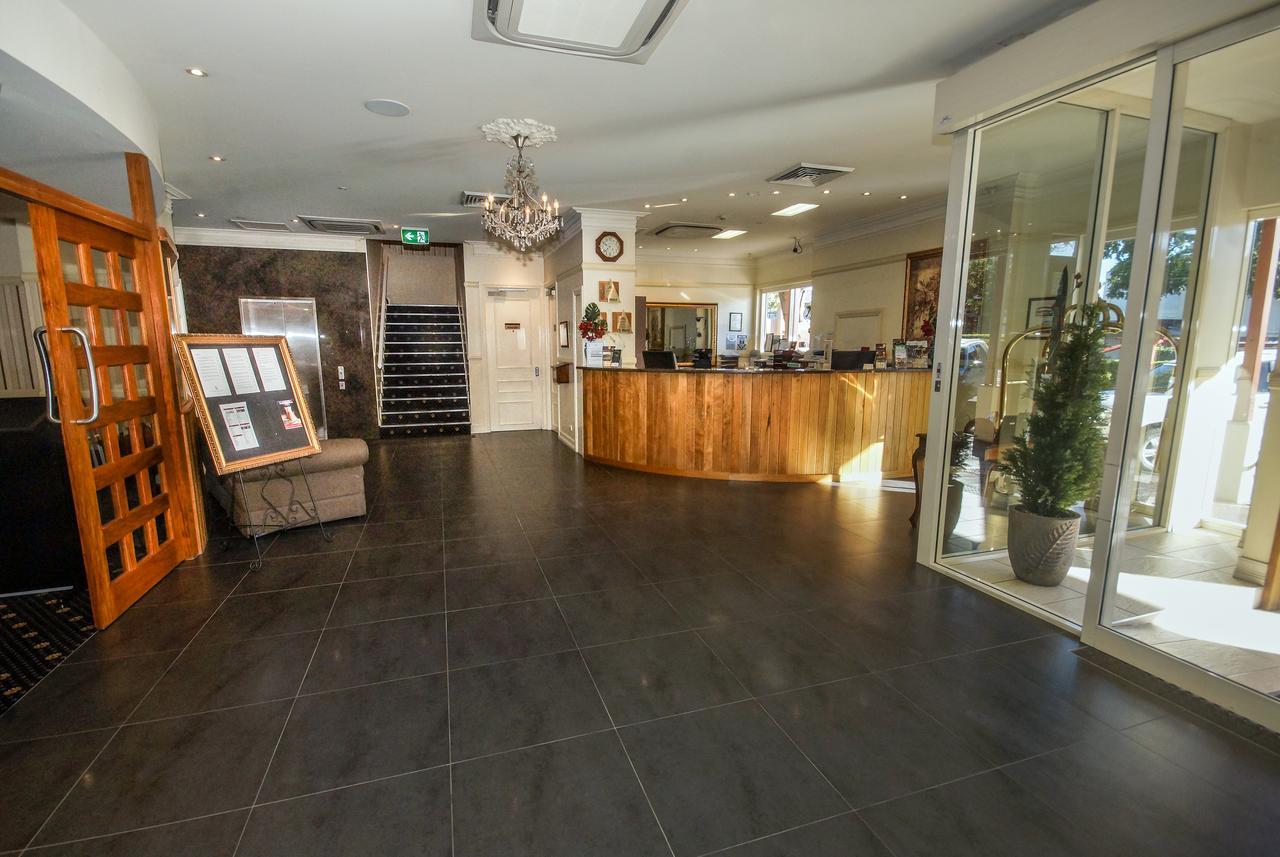 Isa Hotel マウント・アイザ エクステリア 写真
